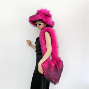 Détail de style montrant un mannequin avec chapeau en fausse fourrure rose et sac cœur