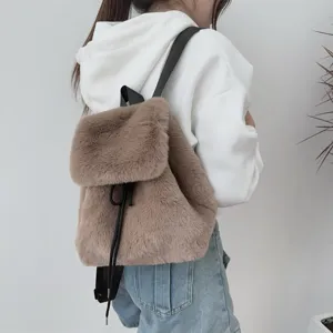 Detailansicht eines braunen Kunstpelz-Rucksacks mit weicher Plüschtextur und Kordelzug.