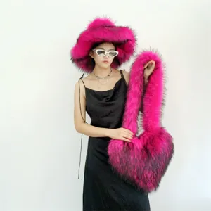 Mannequin portant un chapeau cloche en fausse fourrure fuchsia et un sac assorti en cœur.