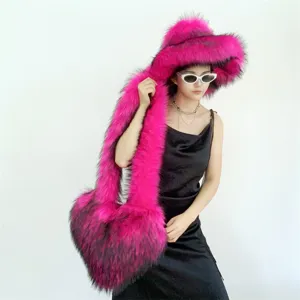 Mannequin portant un ensemble chapeau en fausse fourrure rose et sac à main cœur