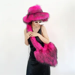 Ensemble chapeau cloche en fausse fourrure rose et sac à bandoulière en forme de cœur