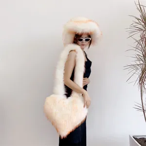 Ensemble d'hiver en fausse fourrure avec chapeau cloche et sac à bandoulière en cœur