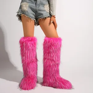 Detailansicht der leuchtend pinkfarbenen Kniehohen Kunstpelzstiefel im trendigen Y2K-Stil