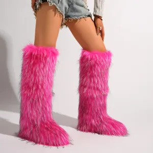 Nahaufnahme der flauschigen, pinkfarbenen Kunstpelz-Textur dieser Y2K-Schneestiefel in Kniehöhe.