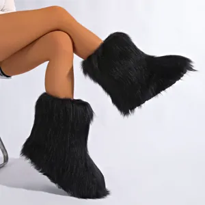 Vue latérale de bottes de neige noires en fausse fourrure de renard de style Y2K pour l'hiver