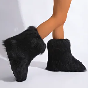 Vue détaillée montrant la texture pelucheuse des bottes de neige y2k en fausse fourrure
