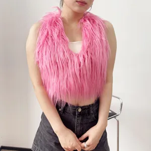 Dettaglio del gilet rosa in ecopelliccia di agnello con scollo all'americana sul modello