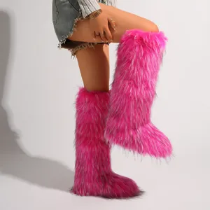 Detaillierte Ansicht der leuchtend pinken kniehohen Kunstpelzstiefel im modischen Y2K-Stil