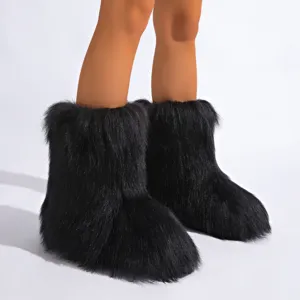 Gros plan sur des bottes de neige noires en fausse fourrure à la texture duveteuse