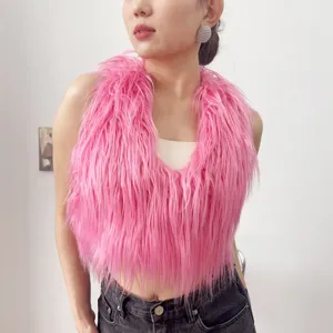 Primo piano del gilet rosa in ecopelliccia con scollo all'americana che mostra la trama soffice