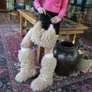 Stivali da neve beige pelosi e set di borse con maglione rosa e pantaloncini corti.