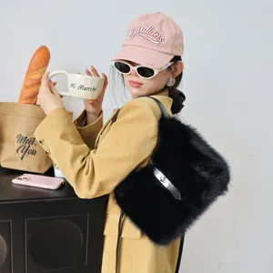 Schwarze flauschige Kunstfell-Schultertasche mit eleganter Schnalle an einem Model