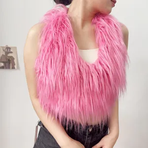 Dettaglio del gilet in ecopelliccia rosa vibrante a pelo lungo con trama soffice