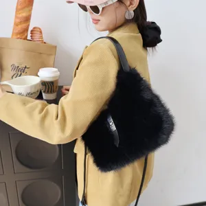 Detail einer schwarzen Kunstpelz-Schultertasche, getragen von einem Model im Café-Stil