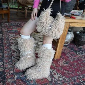 Stivali da neve in pelliccia beige e borsa pelosa coordinata con cinturini con borchie