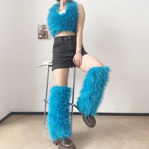 Dettaglio degli scaldamuscoli in ecopelliccia blu Y2K e del crop top coordinato