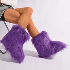 Gros plan des bottes de neige violettes en fausse fourrure style Y2K avec texture pelucheuse.