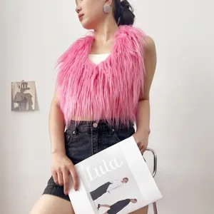 Dettagli di una modella asiatica con gilet all'americana in ecopelliccia rosa shaggy