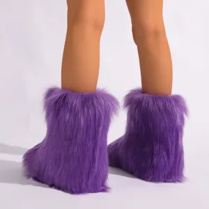 Gros plan de bottes de neige en fausse fourrure violette, texture moelleuse style Y2K