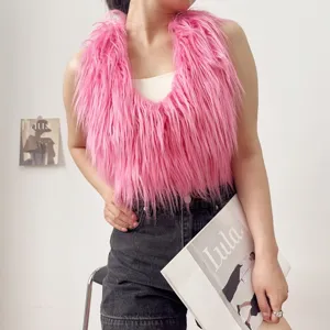 Vista dettagliata di un gilet all'americana in ecopelliccia rosa shaggy su una modella