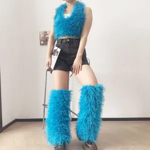 Dettaglio degli scaldamuscoli e del crop top in finta pelliccia blu vibrante stile Y2K.