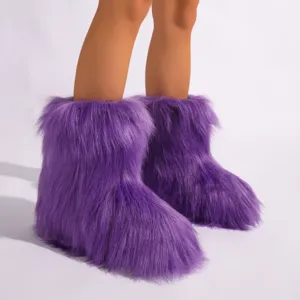 Gros plan sur des bottes de neige en fausse fourrure violette au style Y2K duveteux