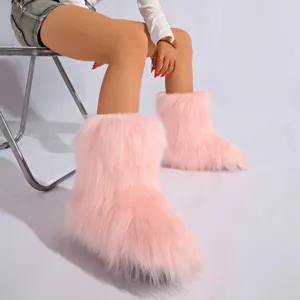 Vue détaillée des bottes de neige en fausse fourrure rose moelleuse de style Y2K