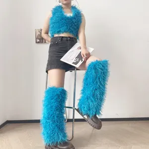 Dettaglio degli scaldamuscoli in pelliccia sintetica blu in un elegante stile subcultura Y2K