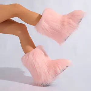 Vue détaillée des bottes de neige roses en fausse fourrure au design moelleux style Y2K