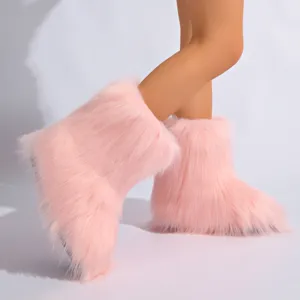 Gros plan détaillé de bottes de neige roses en fausse fourrure au style Y2K tendance.
