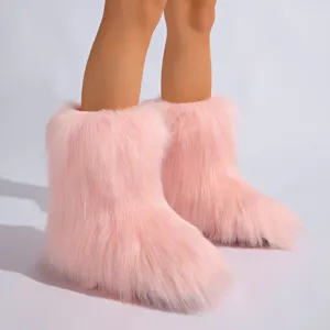 Vue détaillée des bottes de neige roses en fausse fourrure avec texture pelucheuse