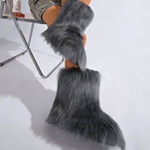 Gros plan de bottes de neige en fausse fourrure gris foncé au style Y2K très tendance
