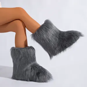 Vue détaillée de bottes de neige en fausse fourrure grise du style tendance Y2K chic