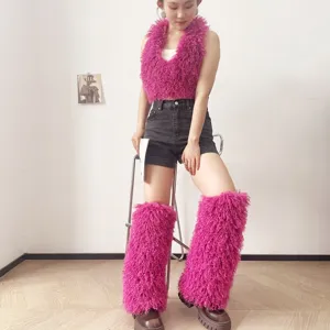 Scaldamuscoli in finta pelliccia rosa fucsia stile Y2K con top peloso coordinato