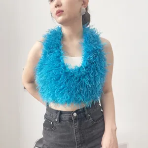 Primo piano di un gilet blu elettrico in ecopelliccia di pecora mongola indossato
