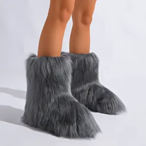 Gros plan de bottes de neige en fausse fourrure grise, texture moelleuse style Y2K