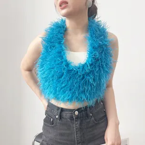 Dettaglio ravvicinato della trama in ecopelliccia blu elettrico di questo top alla moda