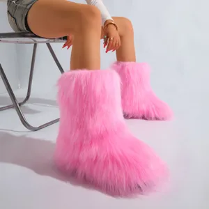 Bottes de neige en fausse fourrure rose style Y2K, vue détaillée de la texture