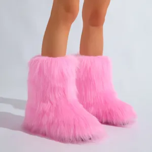 Détail de bottes de neige roses en fausse fourrure, texture moelleuse et style Y2K.