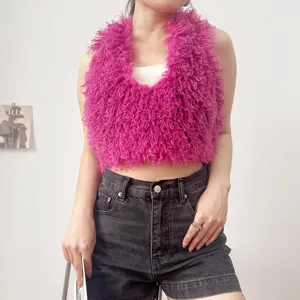 Primo piano del top all'americana in ecopelliccia fucsia con trama in lana riccia.