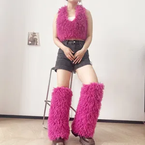 Set in ecopelliccia riccia rosa acceso con gilet allacciato al collo e scaldamuscoli soffici