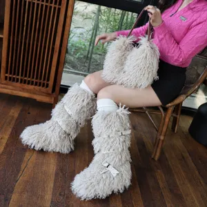 Stivali da neve alti in ecopelliccia con fibbie e set di borse in peluche coordinato