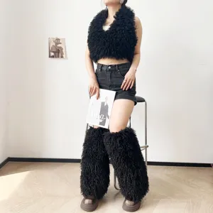 Scaldamuscoli Y2K in ecopelliccia nera soffice con gilet corto coordinato