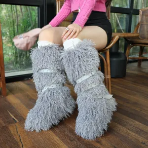Stivali da neve grigi in ecopelliccia con cinturini borchiati incrociati trendy