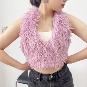 Dettaglio gilet allacciato al collo in ecopelliccia rosa con texture riccia morbida