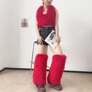 Set Y2K alla moda in finta pelliccia rossa con crop top e scaldamuscoli coordinati