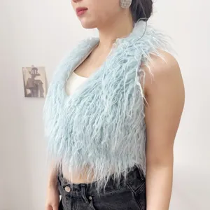 Dettaglio di un gilet all'americana in ecopelliccia azzurra con morbida trama di lana riccia