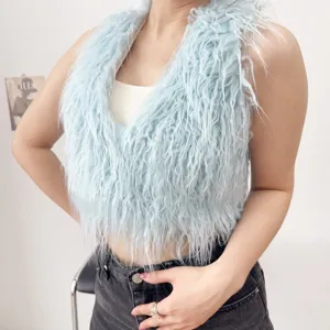 Vista dettagliata della trama del gilet halter in ecopelliccia blu chiaro riccia