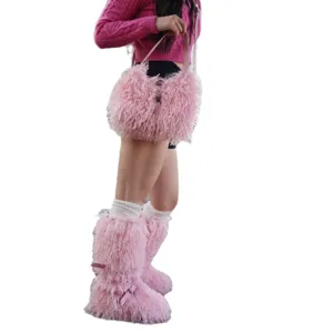 Eleganti stivali da neve in ecopelliccia rosa da donna con borsa soffice coordinata