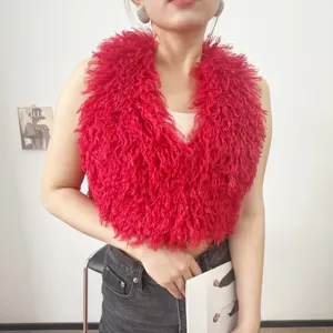 Gilet con scollo all'americana in ecopelliccia rossa con design aperto sulla schiena